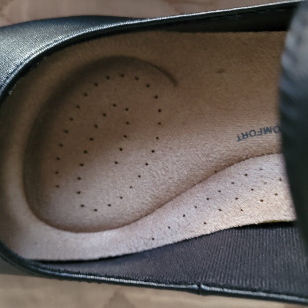 Clarks black leather maryjane shoes size 7.5. - Picture 6 of 8